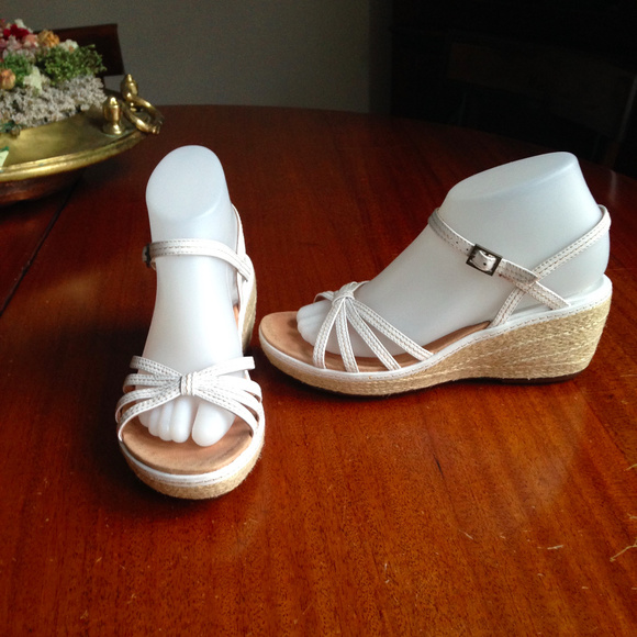 clarks sandals white